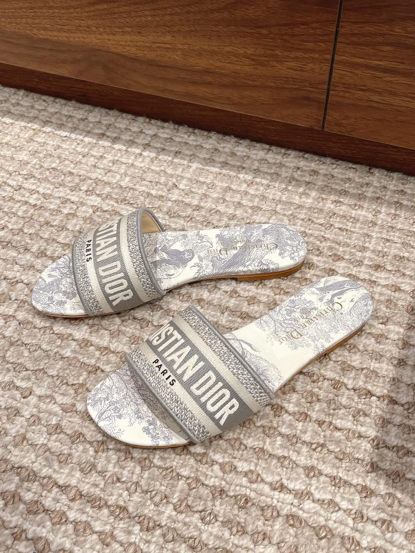 👟👟Ex-factory price 360👟👟 Women's Shoes Factory Dior Slippers CD•Dior Women's Presbyopia Embroidered Leather Soled Slippers ✅Christian Dior has always been synonymous with magnificence and elegance, and has always been at the top of the fashion palace. Of particular note: the embroidered pattern on the sole, which reproduces one of Christian Dior’s cherished symbols. ✅Original pattern packaging ✅Upper: selected embroidered cotton ✅Inner lining: imported sheepskin ✅Outsole: original genuine leather sole ✅Number of codes: 35-40 (40 41 42 custom-made are not returnable)